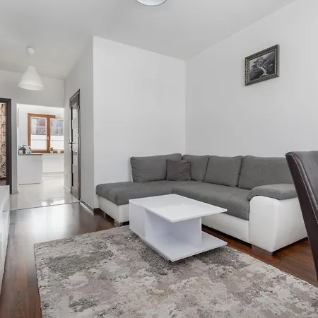 Platan Center Iv By Renters *
