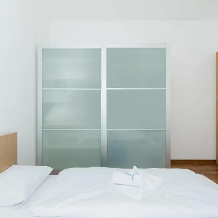 Platan Center Iv By Renters *